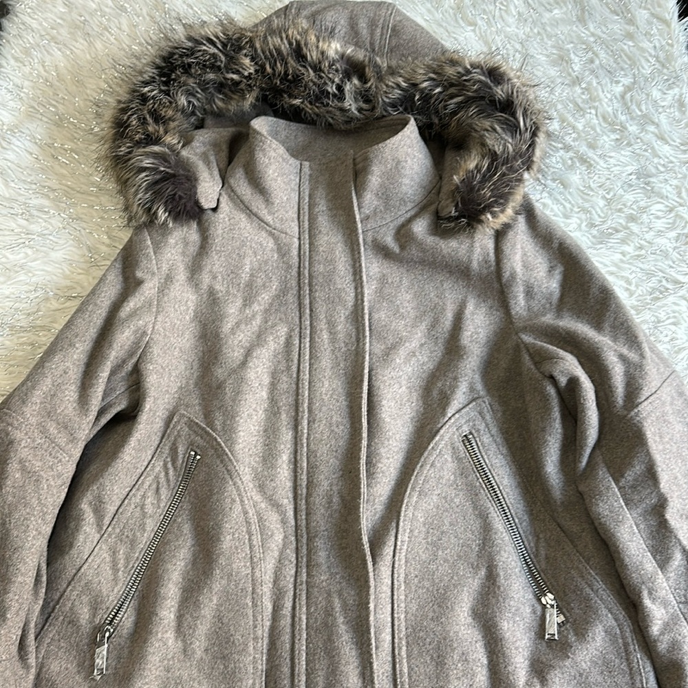 Removable Faux fur hood wool coat zipper buttons pockets lined worn once